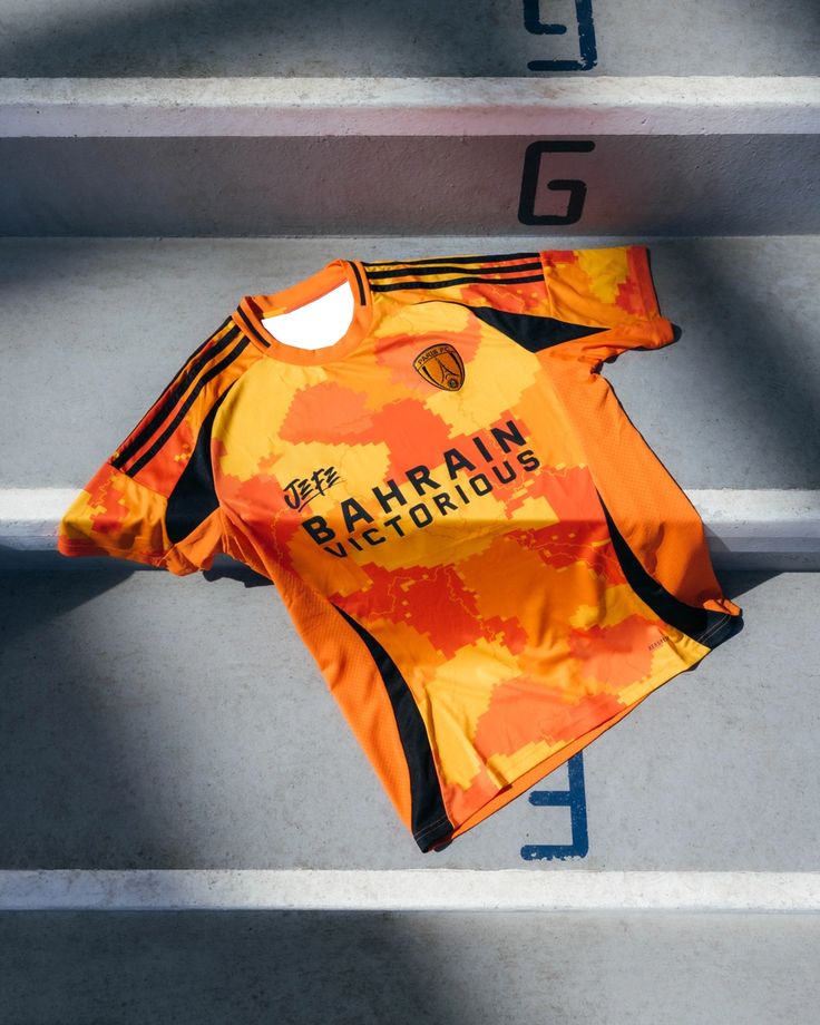 Maillot Paris FC x Adidas x Bahrain Victorious – Édition Spéciale