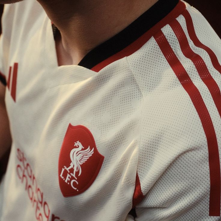 Maillot extérieur Liverpool FC 2023/24 – Blanc &amp; Rouge