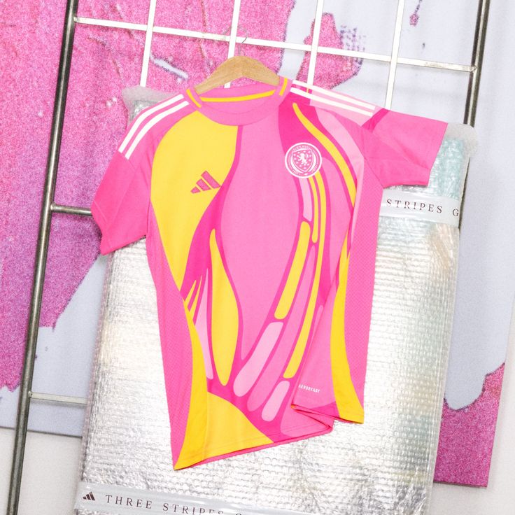 Maillot Ecosse Édition Spéciale – Adidas – Rose ; Jaune