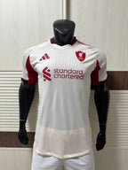 Maillot extérieur Liverpool FC 2023/24 – Blanc &amp; Rouge