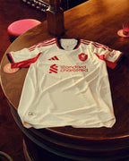 Maillot extérieur Liverpool FC 2023/24 – Blanc &amp; Rouge